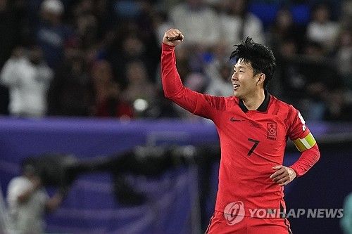유럽축구 이적시장 전문가 파브리치오 로마노 기자는 최근 토트넘 홋스퍼 팬과의 인터뷰에서 손흥민 재계약 협상 상황에 대해 입을 열었다. 2015년부터 토트넘에서 뛴 손흥민은 2025년 6월에 계약이 만료됨에 따라 현재 구단과 새로운 계약을 두고 논의를 진행 중이다. 토트넘과 손흥민 사이에서 진행 중인 재계약 협상에 대해 로마노 기자는 순조롭게 진행되고 있다고 말하면서 토트넘 팬들에게 희소식을 전했다. 연합뉴스