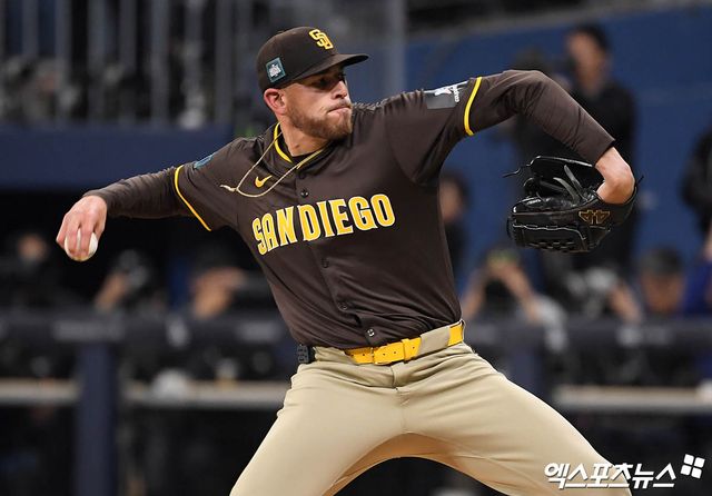 21일 오후 서울 구로구 고척스카이돔에서 열린 메이저리그 월드투어 서울시리즈 2024 LA 다저스와 샌디에이고 파드리스의 경기, 1회말 샌디에이고 선발투수 머스그로브가 역투하고 있다. 머스그로브는 지난해 17경기 97⅓이닝 10승 3패 평균자책점 3.05의 성적을 기록했다.엑스포츠뉴스 DB
