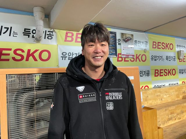 SSG 랜더스 좌완 선발투수 김광현이 29일 대구 삼성라이온즈파크에서 승리 후 기념촬영하고 있다. 대구, 최원영 기자