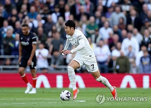 손흥민이 리그 15호골을 기록하며 토트넘 홋스퍼에 짜릿한 2-1 역전승을 안겼다. 손흥민은 31일 영국 런던에 위치한 토트넘 홋스퍼 스타디움에서 열린 루턴타운과의 2023-24시즌 프리미어리그 30라운드 홈 경기에서 1-1로 팽팽하던 후반 41분 귀중한 역전포를 쏘아올렸다. 이 골로 손흥민은 득점 선두 엘링 홀란을 3골 차로 추격했고, 토트넘 통산 160번째 골을 넣어 구단 통산 득점 순위 단독 5위가 됐다. 연합뉴스