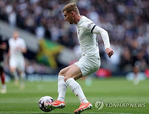 손흥민이 리그 15호골을 기록하며 토트넘 홋스퍼에 짜릿한 2-1 역전승을 안겼다. 손흥민은 31일 영국 런던에 위치한 토트넘 홋스퍼 스타디움에서 열린 루턴타운과의 2023-24시즌 프리미어리그 30라운드 홈 경기에서 1-1로 팽팽하던 후반 41분 귀중한 역전포를 쏘아올렸다. 이 골로 손흥민은 득점 선두 엘링 홀란을 3골 차로 추격했고, 토트넘 통산 160번째 골을 넣어 구단 통산 득점 순위 단독 5위가 됐다. 연합뉴스