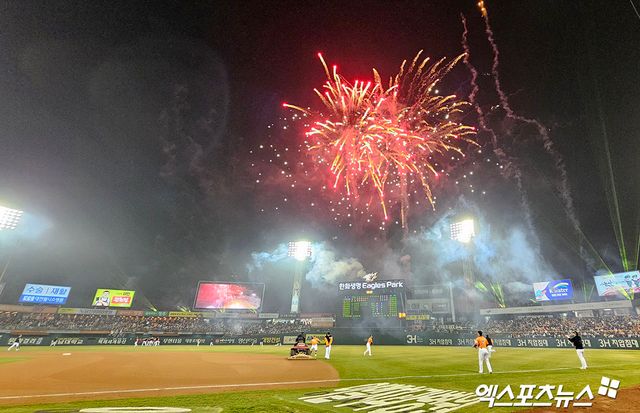 29일 오후 대전 한화생명이글스파크에서 열린 2024 신한 SOL Bank KBO리그 KT 위즈와 한화 이글스의 경기, 클리닝타임에 화려한 불꽃놀이가 펼쳐지고 있다. 대전, 김한준 기자