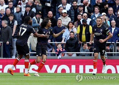 손흥민이 리그 15호골을 기록하며 토트넘 홋스퍼에 짜릿한 2-1 역전승을 안겼다. 손흥민은 31일 영국 런던에 위치한 토트넘 홋스퍼 스타디움에서 열린 루턴타운과의 2023-24시즌 프리미어리그 30라운드 홈 경기에서 1-1로 팽팽하던 후반 41분 귀중한 역전포를 쏘아올렸다. 이 골로 손흥민은 득점 선두 엘링 홀란을 3골 차로 추격했고, 토트넘 통산 160번째 골을 넣어 구단 통산 득점 순위 단독 5위가 됐다. 연합뉴스