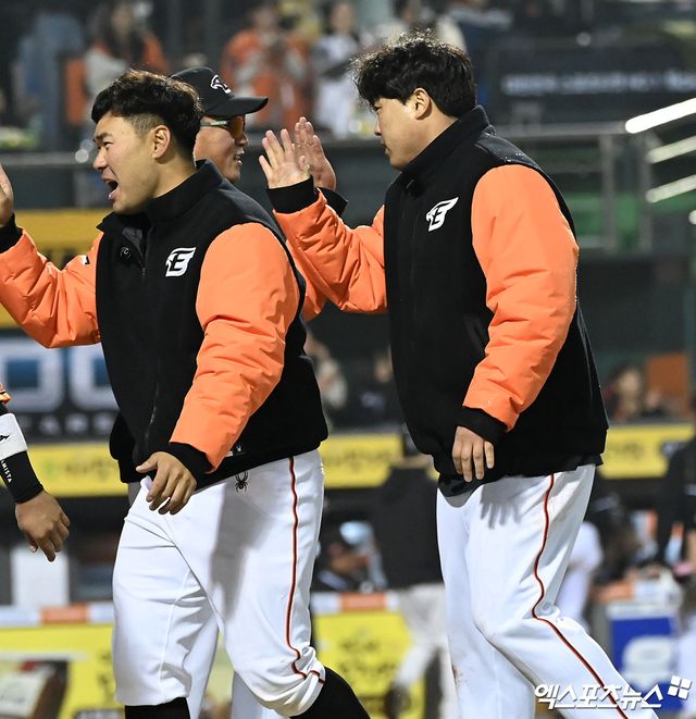 29일 오후 대전 한화생명이글스파크에서 열린 2024 신한 SOL Bank KBO리그 KT 위즈와 한화 이글스의 경기, 한화가 9회말 임종찬의 끝내기 안타에 힘입어 KT에 3대2 승리를 거뒀다. 이날 경기에서 승리한 한화 류현진이 선수들과 함께 기뻐하고 있다. 대전, 김한준 기자