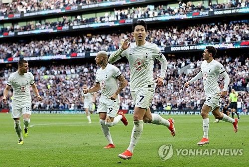 손흥민이 리그 15호골을 기록하며 토트넘 홋스퍼에 짜릿한 2-1 역전승을 안겼다. 손흥민은 31일 영국 런던에 위치한 토트넘 홋스퍼 스타디움에서 열린 루턴타운과의 2023-24시즌 프리미어리그 30라운드 홈 경기에서 1-1로 팽팽하던 후반 41분 귀중한 역전포를 쏘아올렸다. 이 골로 손흥민은 득점 선두 엘링 홀란을 3골 차로 추격했고, 토트넘 통산 160번째 골을 넣어 구단 통산 득점 순위 단독 5위가 됐다. 연합뉴스