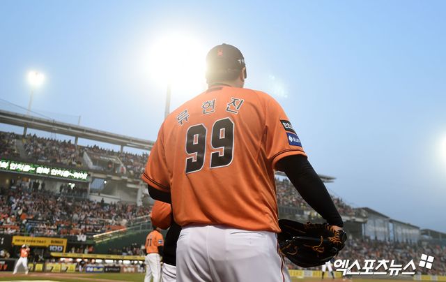 29일 오후 대전 한화생명이글스파크에서 열린 2024 신한 SOL Bank KBO리그 KT 위즈와 한화 이글스의 경기, 한화가 9회말 임종찬의 끝내기 안타에 힘입어 KT에 3대2 승리를 거뒀다. 한화 류현진이 몸을 풀며 경기를 지켜보고 있다. 대전, 김한준 기자