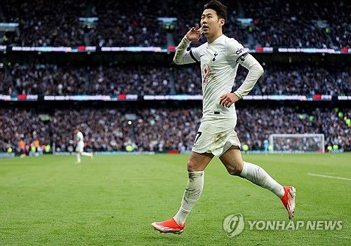 손흥민이 리그 15호골을 기록하며 토트넘 홋스퍼에 짜릿한 2-1 역전승을 안겼다. 손흥민은 31일 영국 런던에 위치한 토트넘 홋스퍼 스타디움에서 열린 루턴타운과의 2023-24시즌 프리미어리그 30라운드 홈 경기에서 1-1로 팽팽하던 후반 41분 귀중한 역전포를 쏘아올렸다. 이 골로 손흥민은 득점 선두 엘링 홀란을 3골 차로 추격했고, 토트넘 통산 160번째 골을 넣어 구단 통산 득점 순위 단독 5위가 됐다. 연합뉴스