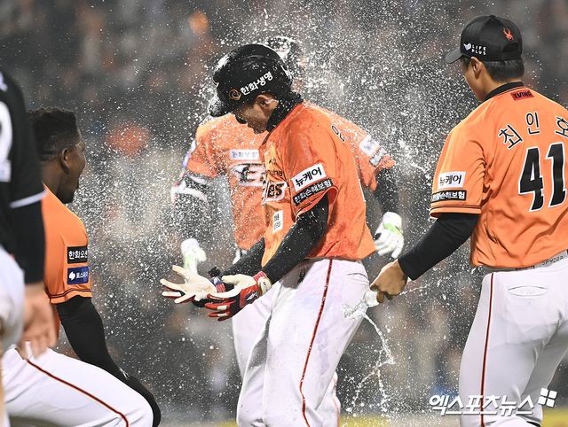 29일 오후 대전 한화생명이글스파크에서 열린 2024 신한 SOL Bank KBO리그 KT 위즈와 한화 이글스의 경기, 한화가 9회말 임종찬의 끝내기 안타에 힘입어 KT에 3대2 승리를 거뒀다. 9회말 2사 1,2루 한화 임종찬이 끝내기 안타를 날린 후 기뻐하고 있다. 대전, 김한준 기자