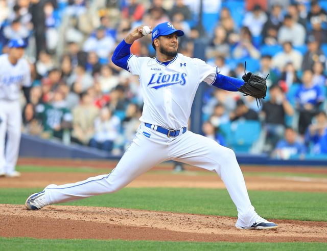 삼성 라이온즈 선발투수 데니 레예스가 30일 대구삼성라이온즈파크에서 열린 SSG 랜더스와의 홈경기에 선발 등판해 투구하고 있다. 삼성 라이온즈 제공