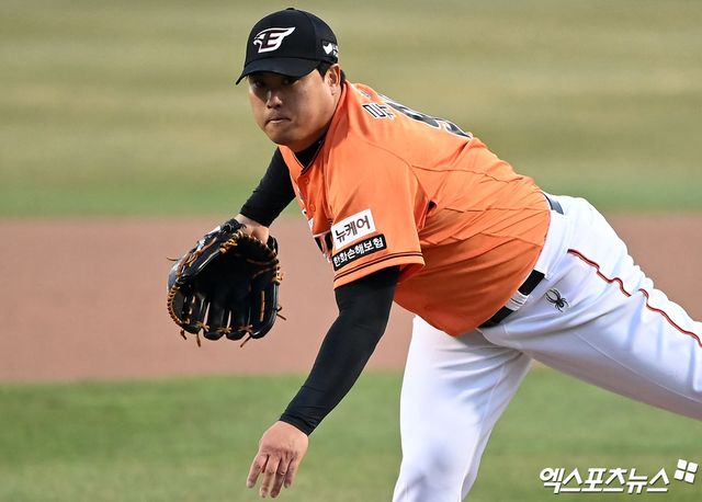 29일 오후 대전 한화생명이글스파크에서 열린 2024 신한 SOL Bank KBO리그 KT 위즈와 한화 이글스의 경기, 한화가 9회말 임종찬의 끝내기 안타에 힘입어 KT에 3대2 승리를 거뒀다. 1회초 한화 선발투수 류현진이 공을 힘차게 던지고 있다. 엑스포츠뉴스DB