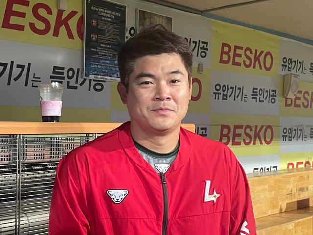 SSG 랜더스 구원투수 노경은이 29일 대구삼성라이온즈파크에서 호투한 뒤 기념촬영하고 있다. 대구, 최원영 기자