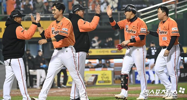 최원호 감독이 이끄는 한화 이글스가 3월 30일 대전 KT 위즈전에서 8-5 승리를 거두고 6연승을 질주했다. 사진 엑스포츠뉴스 DB