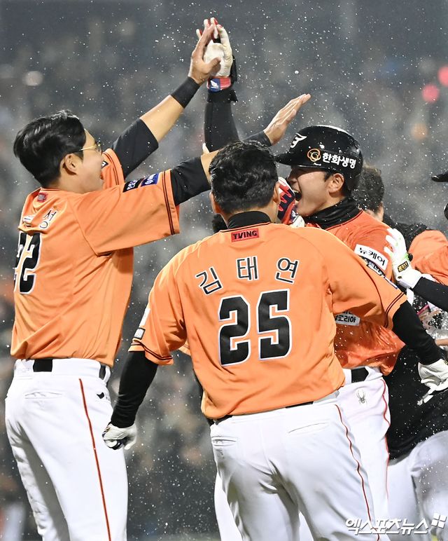 29일 오후 대전 한화생명이글스파크에서 열린 2024 신한 SOL Bank KBO리그 KT 위즈와 한화 이글스의 경기, 한화가 9회말 임종찬의 끝내기 안타에 힘입어 KT에 3대2 승리를 거뒀다. 9회말 2사 1,2루 한화 임종찬이 끝내기 안타를 날린 후 기뻐하고 있다. 대전, 김한준 기자