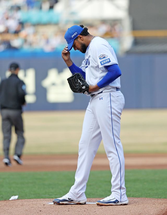 삼성 라이온즈 선발투수 데니 레예스가 30일 대구삼성라이온즈파크에서 열린 SSG 랜더스와의 홈경기에 선발 등판해 실점한 뒤 고개 숙이고 있다. 삼성 라이온즈 제공