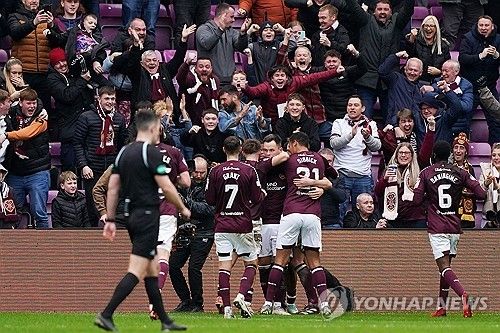 셀틱을 이끄는 브렌던 로저스는 양현준한테 레드카드를 꺼낸 심판을 비난했다. 양현준은 3일 하츠 오브 미들로시언과의 스코틀랜드 프리미어십 29라운드에서 선발로 나왔으나 전반 16분 퇴장을 당했다. 연합뉴스