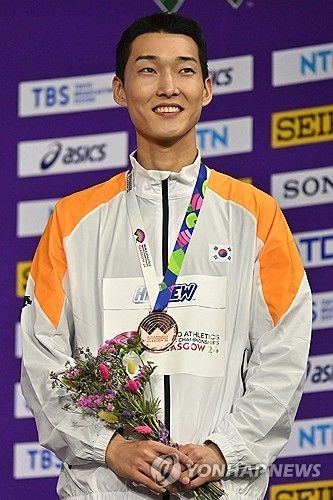 우상혁은 3일(한국시간) 영국 스코틀랜드의 글래스고 에미리츠 아레나에서 열린 세계육상연맹 2024 세계실내육상선수권 남자 높이뛰기 결승에서 동메달을 따내고 2회 연속 대회 메달 획득에 성공했다. 사진 연합뉴스
