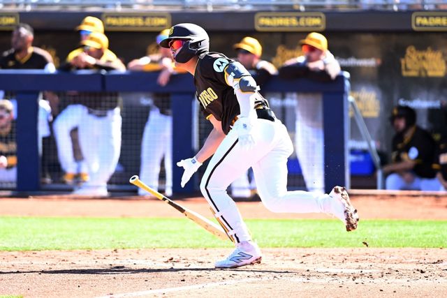 김하성이 5일 미국 애리조나주 피오리아 스포츠콤플렉스에서 열린 2024 미국프로야구 메이저리그 시범경기 시카고 컵스와의 홈경기에 1번타자 겸 유격수로 선발 출전, 3타수 1안타 1득점을 기록했다. 4일 시애틀 매리너스전 홈런에 이어 연이틀 장타를 터트린 김하성은 물오른 타격감을 자랑했다. 다만 시범경기 타율은 0.417에서 0.400으로 소폭 하락했고, OPS는 1.313에서 1.259가 됐다. AFP 연합뉴스