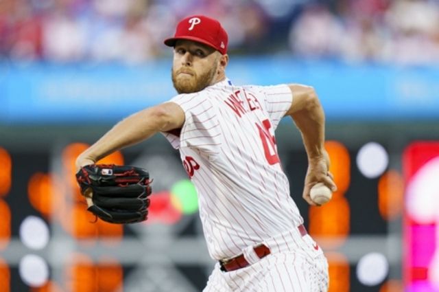 우완투수 잭 휠러가 5일 필라델피아 필리스와 3년 총액 1억 2600만 달러의 조건으로 연장 계약에 합의했다. 연평균 연봉은 무려 4200만 달러로, 이는 메이저리그 연장 계약 역사상 최고액이다. 자유계약선수까지 포함하면 투수로선 맥스 슈어저, 저스틴 벌렌더에 이어 역대 3위다. 전체 야수까지 통틀어서는 지난해 12월 LA 다저스와 10년 총액 7억 달러에 계약한 오타니 쇼헤이와 슈어저, 벌렌더에 이어 4위에 해당한다. AP 연합뉴스