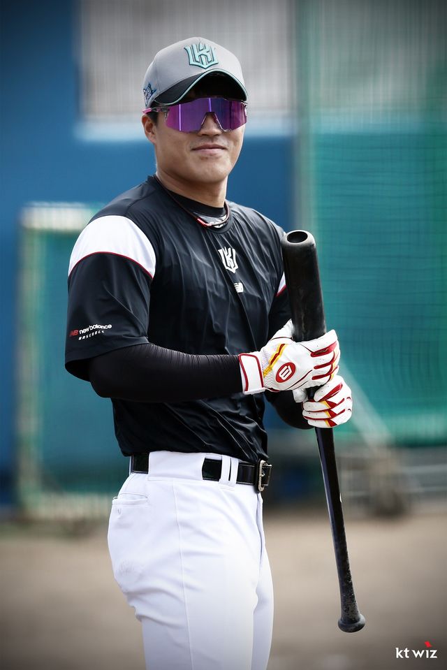 KT 위즈 내야수 천성호가 일본 오키나와 스프링캠프에서 타격 훈련을 준비 중이다. KT 위즈 제공