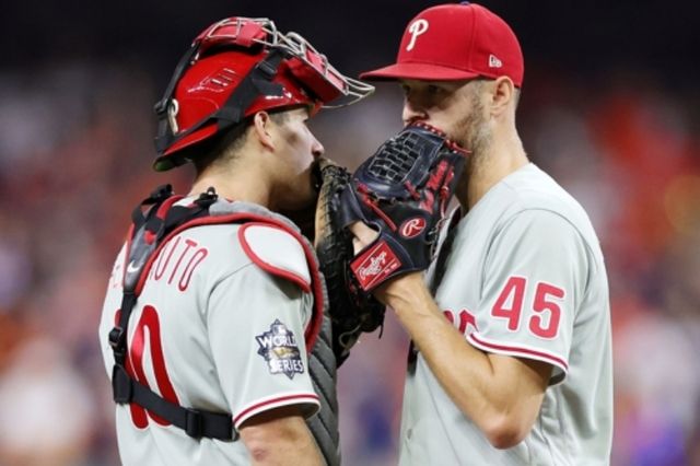 우완투수 잭 휠러가 5일 필라델피아 필리스와 3년 총액 1억 2600만 달러의 조건으로 연장 계약에 합의했다. 연평균 연봉은 무려 4200만 달러로, 이는 메이저리그 연장 계약 역사상 최고액이다. 자유계약선수까지 포함하면 투수로선 맥스 슈어저, 저스틴 벌렌더에 이어 역대 3위다. 전체 야수까지 통틀어서는 지난해 12월 LA 다저스와 10년 총액 7억 달러에 계약한 오타니 쇼헤이와 슈어저, 벌렌더에 이어 4위에 해당한다. AFP 연합뉴스