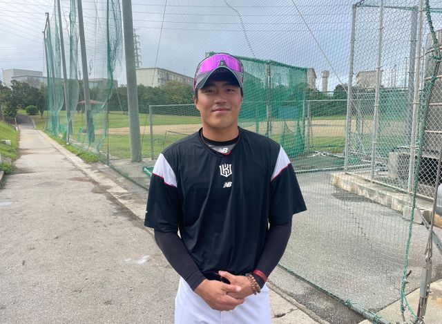 KT 위즈 내야수 천성호가 5일 일본 오키나와 구시카와 구장에서 스프링캠프 우수 타자상을 수상한 뒤 기념촬영 하고 있다. 오키나와(일본), 최원영 기자