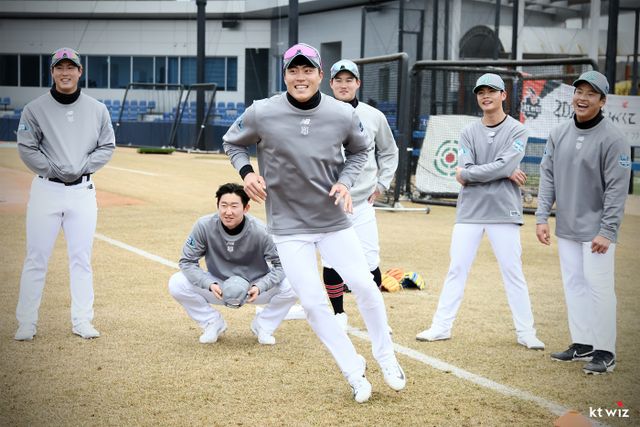 KT 위즈 내야수 천성호가 일본 오키나와 스프링캠프에서 동료들과 함께 훈련 중이다. KT 위즈 제공