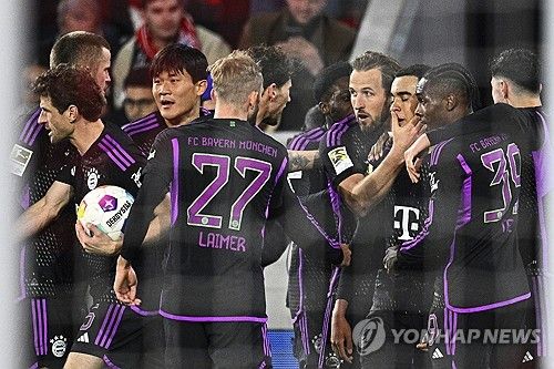 독일 유력지 빌트가 오는 6일 오후 5시에 열리는 유럽축구연맹 챔피언스리그 바이에른 뮌핸-라치오 로마 16강 2차전 예고 기사를 내면서 김민재의 선발 제외를 확신했다. 매체는 특히 김민재는 패했고 그의 자리는 없다며 순식간에 내려가는 그의 입지를 상당히 비판했다. 라치오전엔 에릭 다이어와 마테이스 더리흐트가 나설 것으로 예측했다. 연합뉴스