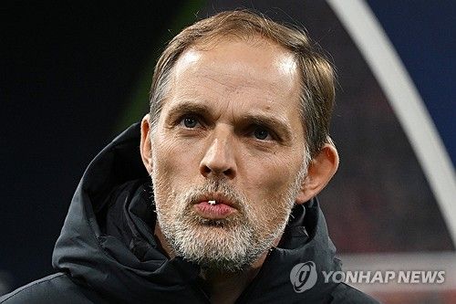 바이에른 뮌헨은 6일 SS라치오와의 유럽축구연맹 챔피언스리그 16강 2차전에서 3 대 0으로 승리해 8강 진출에 성공했다. 경기 후 토마스 투헬 감독은 경기 시작에 앞서 연설을 마친 뒤 문을 발로 차다 발가락이 부러진 거 같다고 고백했다. 연합뉴스