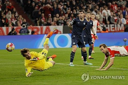 바이에른 뮌헨은 6일 SS라치오와의 유럽축구연맹 챔피언스리그 16강 2차전에서 3 대 0으로 승리해 8강 진출에 성공했다. 경기 후 토마스 투헬 감독은 경기 시작에 앞서 연설을 마친 뒤 문을 발로 차다 발가락이 부러진 거 같다고 고백했다. 연합뉴스