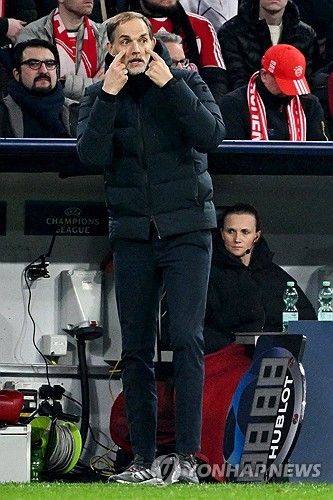 바이에른 뮌헨은 6일 SS라치오와의 유럽축구연맹 챔피언스리그 16강 2차전에서 3 대 0으로 승리해 8강 진출에 성공했다. 경기 후 토마스 투헬 감독은 경기 시작에 앞서 연설을 마친 뒤 문을 발로 차다 발가락이 부러진 거 같다고 고백했다. 연합뉴스