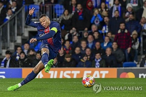 PSG는 6일 레알 소시에다드와의 유럽축구연맹 챔피언스리그 16강 2차전에서 킬리안 음바페의 멀티골에 힘입어 승리를 거두며 합산 스코어 4 대 1로 8강 진출에 성공했다. 이날 이강인은 후반전 교체로 나와 음바페의 추가골을 도우며 시즌 6호 공격포인트를 올렸다. 연합뉴스