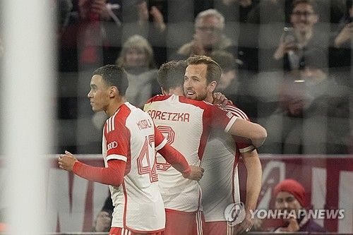 바이에른 뮌헨은 6일 SS라치오와의 유럽축구연맹 챔피언스리그 16강 2차전에서 3 대 0으로 승리해 8강 진출에 성공했다. 이날 김민재는 에릭 다이어한테 밀려 벤치 명단에 포함됐지만 팀이 무실점 승리를 거두며 주전 경쟁에 빨간불이 켜졌다. 연합뉴스