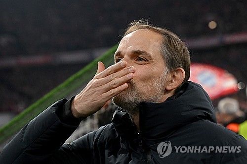 바이에른 뮌헨은 6일 SS라치오와의 유럽축구연맹 챔피언스리그 16강 2차전에서 3 대 0으로 승리해 8강 진출에 성공했다. 경기 후 토마스 투헬 감독은 경기 시작에 앞서 연설을 마친 뒤 문을 발로 차다 발가락이 부러진 거 같다고 고백했다. 연합뉴스