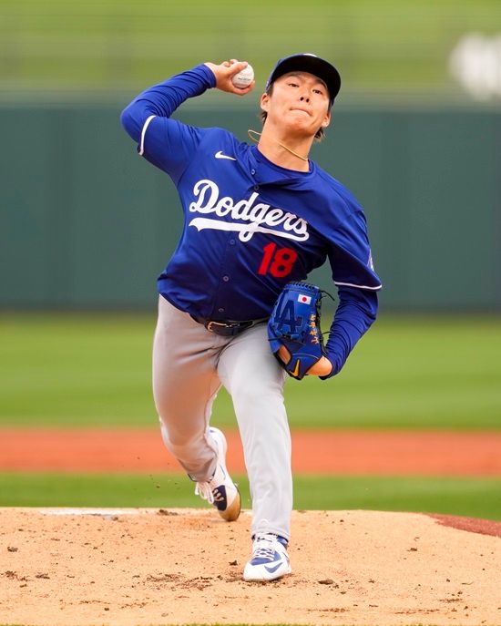 미국 메이저리그 LA 다저스의 투수 야마모토 요시노부가 야마모토는 7일 미국 애리조나주 글렌데일 캐멀백 랜치에서 열린 2024 메이저리그 시범경기 시카고 화이트삭스전에 선발등판해 3이닝 6피안타 3볼넷 4탈삼진 5실점으로 부진했다. 앞서 지난달 29일 미국 애리조나주 서프라이즈 스타디움에서 열린 텍사스 레인저스와의 시범경기에서 2이닝 동안 1피안타 3탈삼진 무실점으로 호투를 펼쳤던 것과 다르게 난타 당했다. 야마모토는 이번 겨울 LA 다저스와 계약 기간 12년, 총액 3억 2500만 달러, 약 4229억 원를 받는 계약을 체결했다.&nbsp;사진 연합뉴스