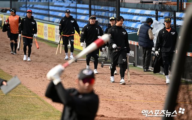 7일 오후 대전 한화생명이글스파크에서 진행되는 한화 청백전 경기, 경기 전 한화 선수들이 훈련에 임하고 있다. 대전, 김한준 기자