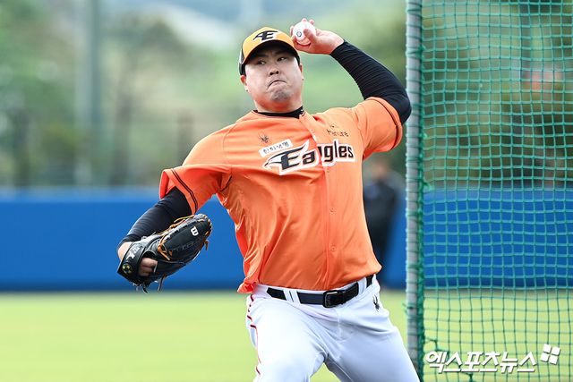 2일 오전 일본 오키나와현 고친다 구장에서 한화 이글스 2차 스프링캠프 훈련이 진행됐다. 한화 류현진이 타자들을 상대로 라이브 피칭을 진행했다. 엑스포츠뉴스DB