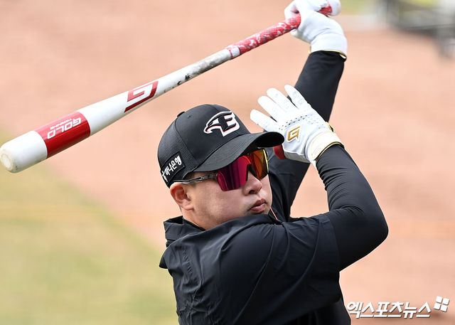 7일 오후 대전 한화생명이글스파크에서 진행되는 한화 청백전 경기, 경기 전 한화 안치홍이 훈련에 임하고 있다. 대전, 김한준 기자
