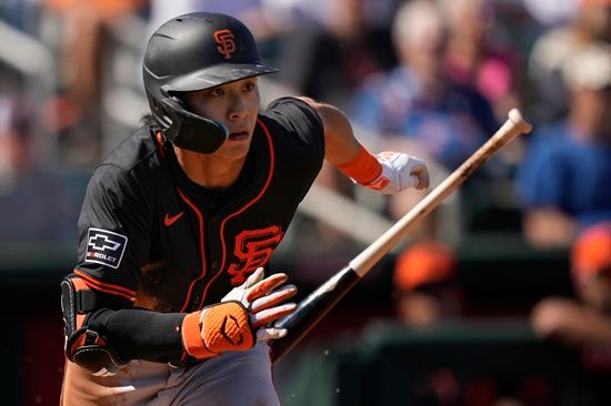 이정후가 5일 2024 미국프로야구 메이저리그 시범경기 콜로라도 로키스와의 원정경기에 1번타자 겸 중견수로 선발 출전, 2타수 1안타 1타점 1볼넷을 기록했다. 시범경기 5경기 연속 안타와 함께 타율을 0.455에서 0.462로 끌어올렸다. AP 연합뉴스