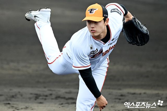 2일 오후 일본 오키나와현 구시카와 구장에서 한화 이글스와 롯데 자이언츠의 연습경기가 열렸다. 6회말 한화 문동주가 공을 힘차게 던지고 있다. 엑스포츠뉴스DB