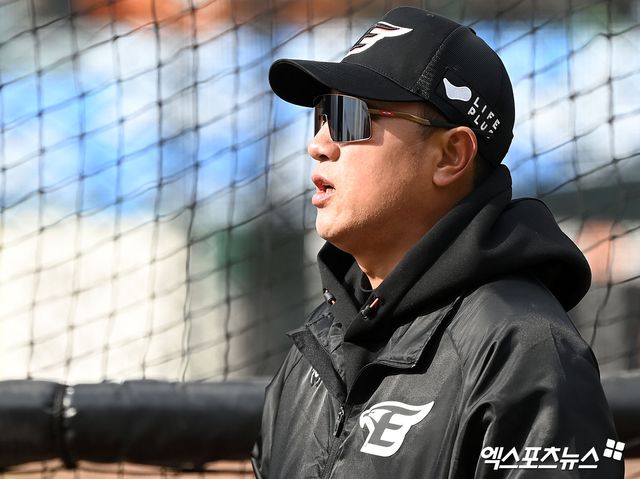 7일 오후 대전 한화생명이글스파크에서 진행되는 한화 청백전 경기, 경기 전 한화 최원호 감독이 선수들의 훈련을 지켜보고 있다. 대전, 김한준 기자