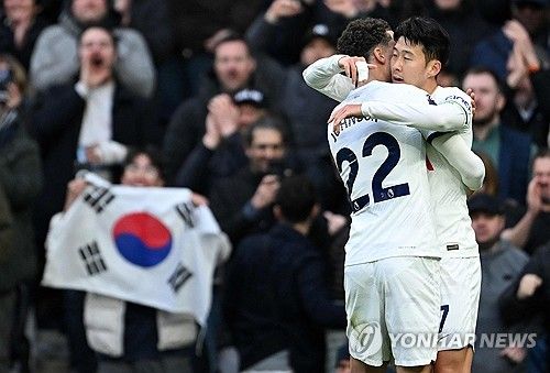 영국 매체 풋볼인사이더는 8일(한국시각) 토트넘과 손흥민의 다음 재계약 시점이 이번 여름이 될 것이라고 전했다.매체는&nbsp;"토트넘은 손흥민과 재계약 협상에 돌입했고, 여름에 완료될 것이라고 확신한다'라고 보도했다. 연합뉴스