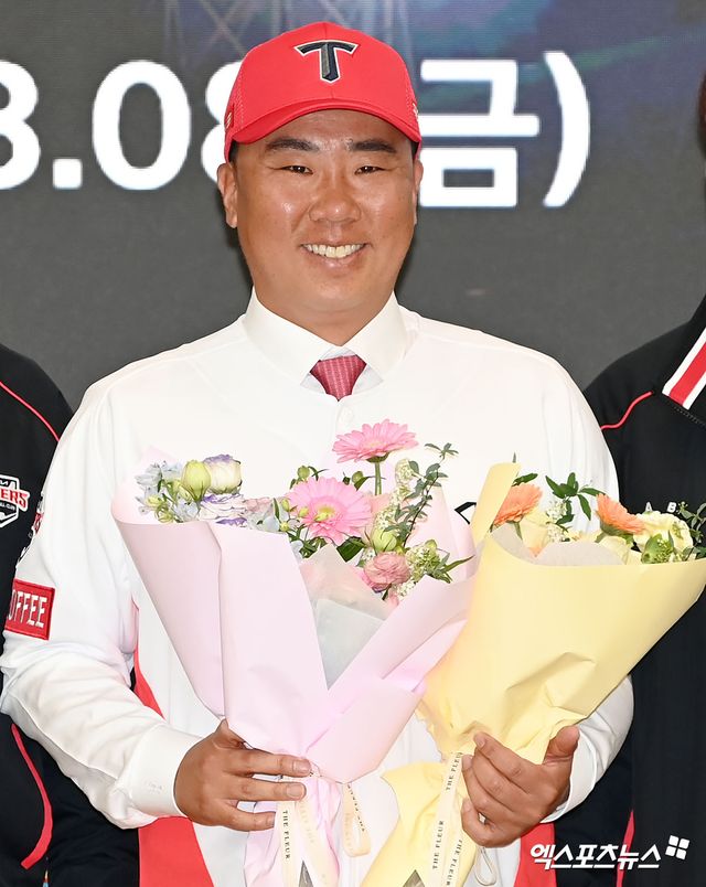 8일 오후 광주광역시 서구 기아 오토랜드 광주 대강당에서 KIA 타이거즈 제 11대 감독 취임식이 열렸다. 이날 취임식에 참석한 이범호 감독이 포즈를 취하고 있다. 광주, 김한준 기자