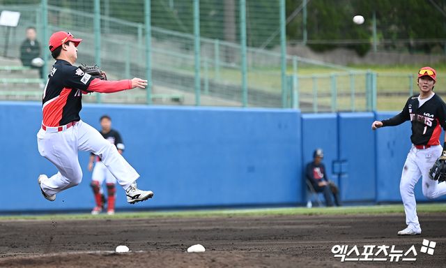 27일 일본 오키나와현 우라소에 구장에서 KIA 타이거즈와 야쿠르트 스왈로스의 연습경기가 열렸다. 4회말 1사 1루 KIA 윤도현이 야쿠르트의 타구를 2루로 송구하고 있다. 엑스포츠뉴스 DB