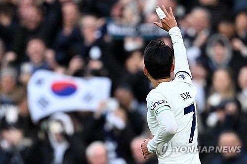 영국 매체 풋볼인사이더는 8일(한국시각) 토트넘과 손흥민의 다음 재계약 시점이 이번 여름이 될 것이라고 전했다.매체는&nbsp;"토트넘은 손흥민과 재계약 협상에 돌입했고, 여름에 완료될 것이라고 확신한다'라고 보도했다. 연합뉴스