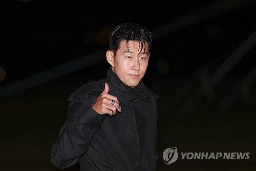 손흥민이 20일 잉글랜드 런던에 있는 빅토리아파크에서 열린 2024 버버리 겨울 컬렉션 쇼에서 토트넘 홋스퍼에서 한솥밥을 먹었던 델레 알리(에버턴), 가레스 베일(은퇴)과 재회했다.AP 연합뉴스