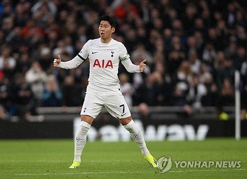 토트넘 홋스퍼와 재계약을 앞둔 손흥민이 애스턴 빌라를 상대로 최근 기세를 이어가고자 한다. 10일 영국 버밍엄에 위치한 빌라파크에서 열리는 애스턴 빌라와의 2023-24시즌 프리미어리그 28라운드 원정 경기에서 리그 14호골에 도전한다. 연합뉴스