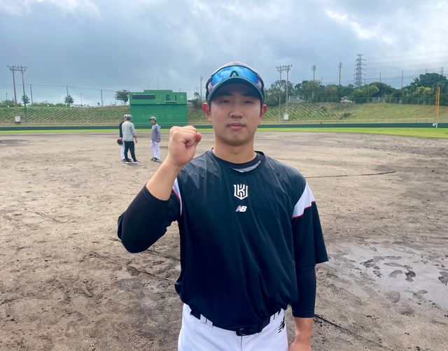 KT 위즈 외야수 정준영이 스프링캠프를 마친 뒤 인터뷰를 앞두고 기념촬영 하고 있다. 최원영 기자