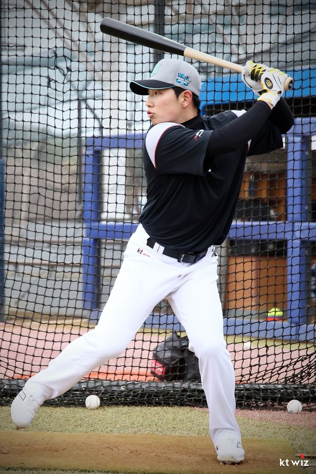 KT 위즈 외야수 정준영이 스프링캠프에서 타격 훈련하고 있다. KT 위즈 제공