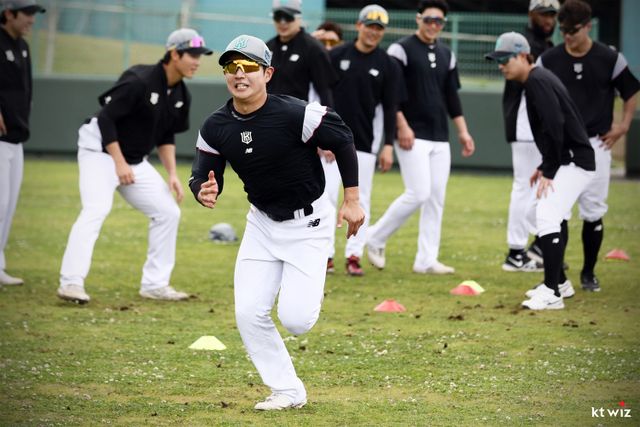 KT 위즈 외야수 정준영이 스프링캠프에서 훈련하고 있다. KT 위즈 제공