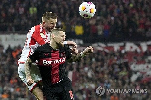 토트넘에서 방출당했으나 김민재를 제치고 독일 명문 바이에른 뮌헨에서 주전으로 거듭난 에릭 다이어가 전소속팀인 토트넘 시절 포함 올시즌 798분을 출전하고도 실수가 한 번도 없다는 깜짝 기록을 쓰고 있다. 다이어는 네덜란드 국가대표인 마테이스 더리흐트와 함께 당분간 바이에른 뮌헨의 주전 센터백 콤비 자리를 형성할 가능성이 높아졌다. 김민재는 2021년 유럽 진출 뒤 첫 위협을 받고 있다. 연합뉴스